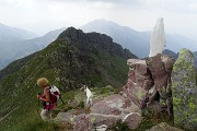 54 Scendendo con vista sullo Spondone di Campo